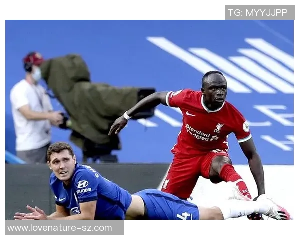 足球扑空的瞬间与反思:从失误中学习提升球技的必经之路 足球扑空的瞬间与反思:从失误中学习提升球技的必经之路