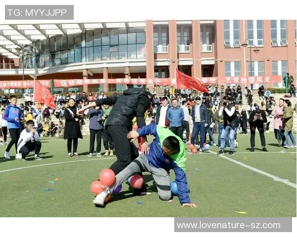 踢足球你我他共同享受的快乐与团队精神的完美结合 踢足球你我他共同享受的快乐与团队精神的完美结合